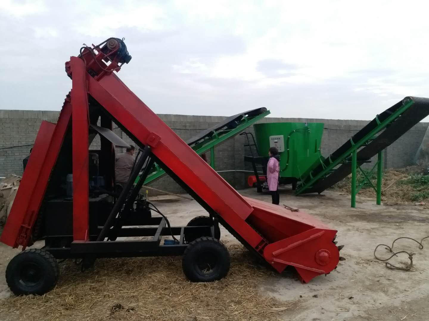 内蒙古某公司购买青贮取料机