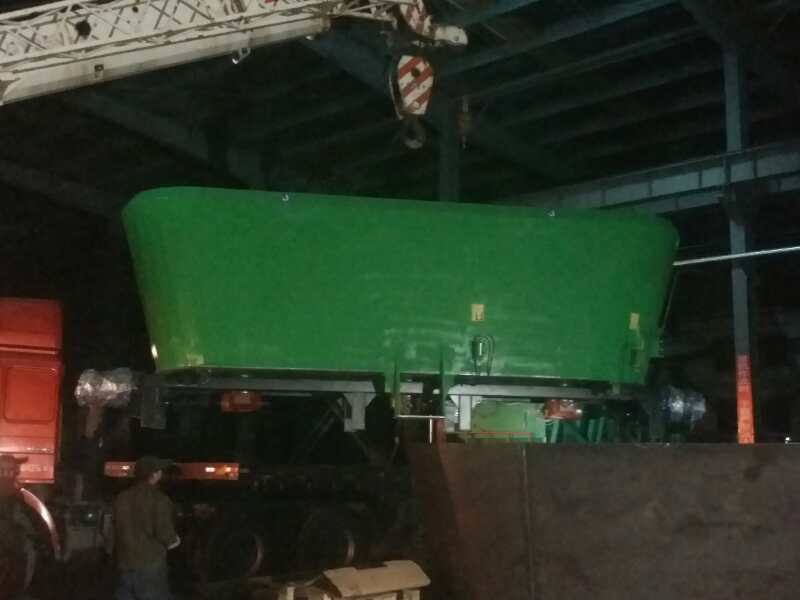 内蒙古某公司购买固定式TMR搅拌机