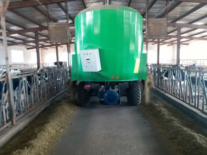 河南某公司购买牵引式TMR搅拌机